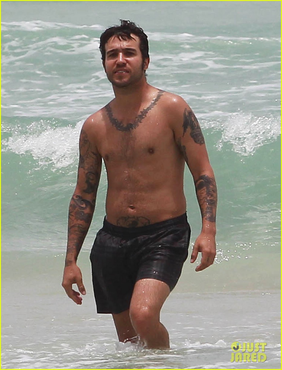 Pete Wentz Shirtless Beach Day with Bronx & Meagan Camper! Photo(02)