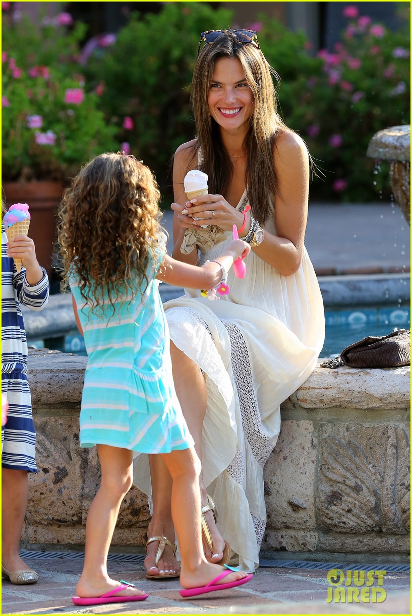 Alessandra Ambrosio Ice Cream Treat for Anja & Friends! Photo 2905561(01)