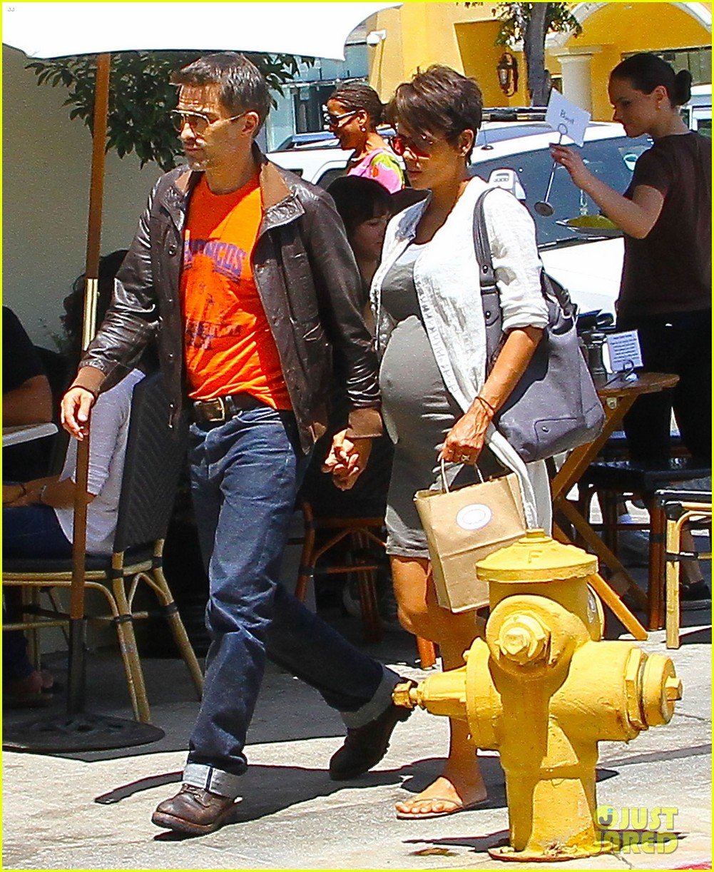 Halle Berry Shows Off Growing Baby Bump with Olivier Martinez Photo(01)