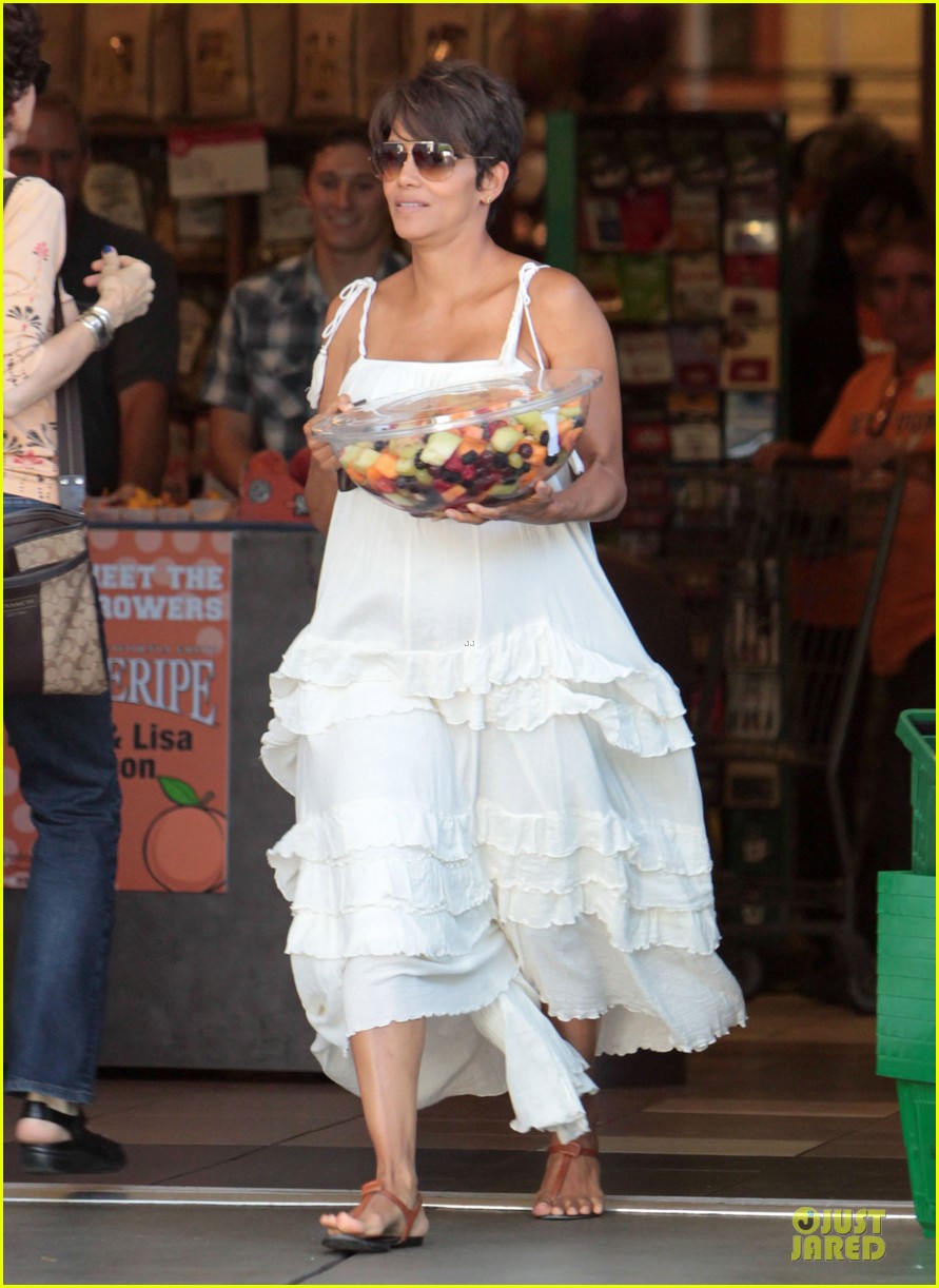 Halle Berry Fruit Salad Pregnancy Craving! Photo 2918100 Halle