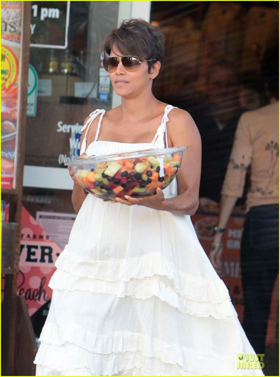Halle Berry Fruit Salad Pregnancy Craving! Photo 2918101 Halle