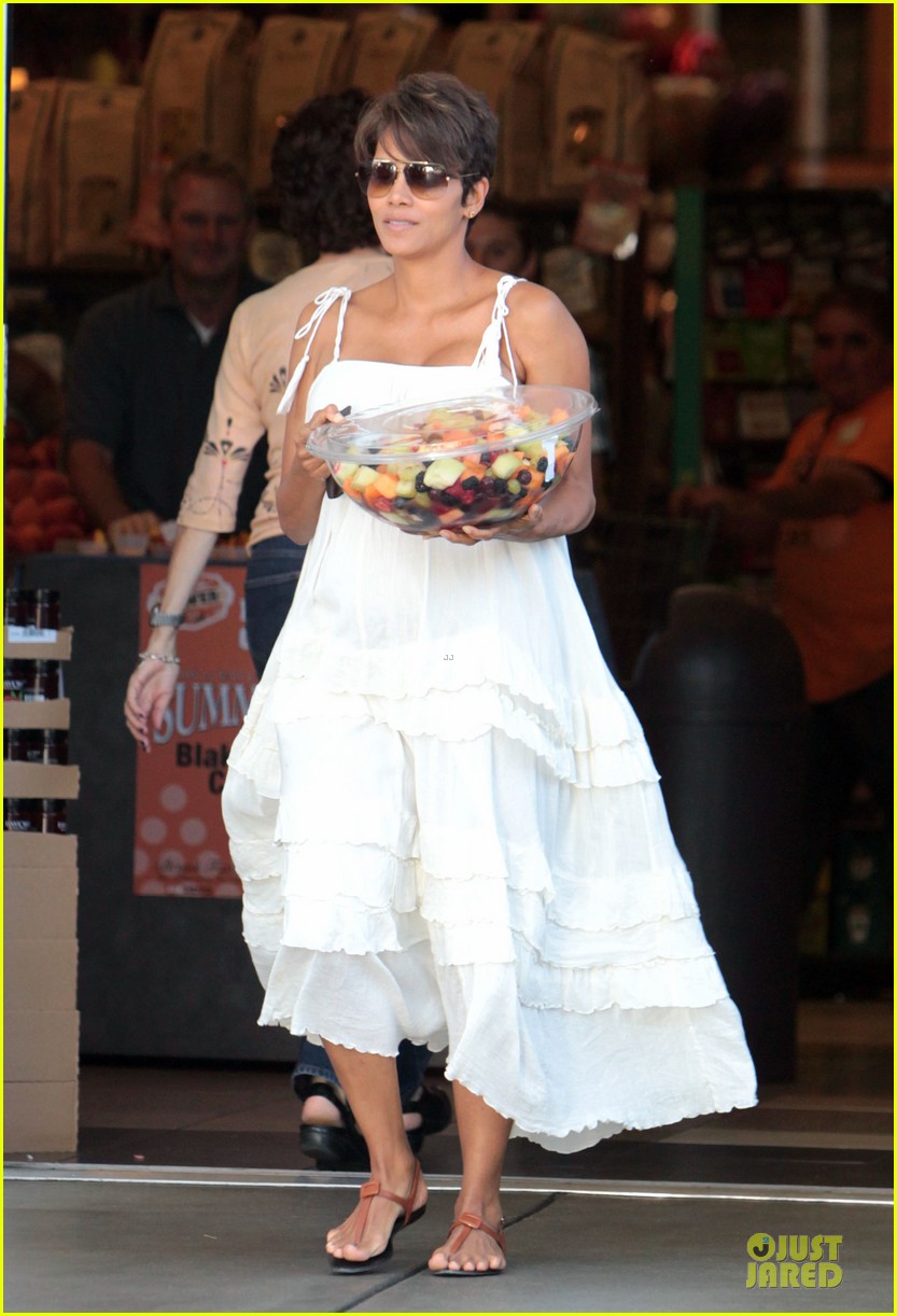 Halle Berry Fruit Salad Pregnancy Craving! Photo 2918102 Halle