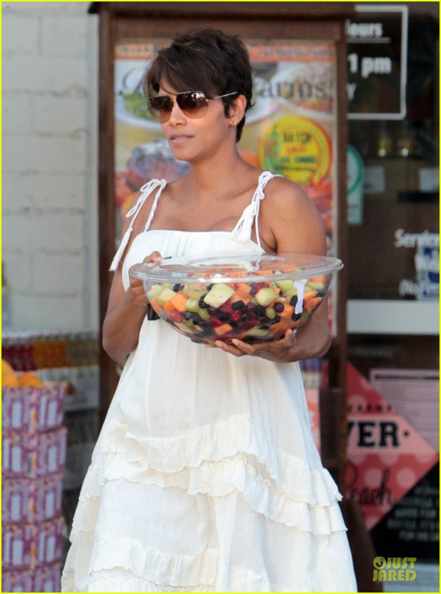 Halle Berry Fruit Salad Pregnancy Craving! Photo 2918103 Halle
