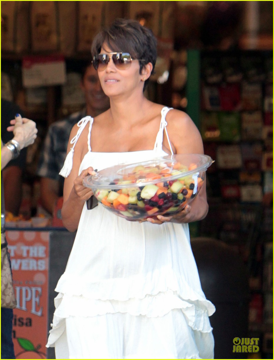 Halle Berry Fruit Salad Pregnancy Craving! Photo 2918105 Halle Berry, Olivier Martinez