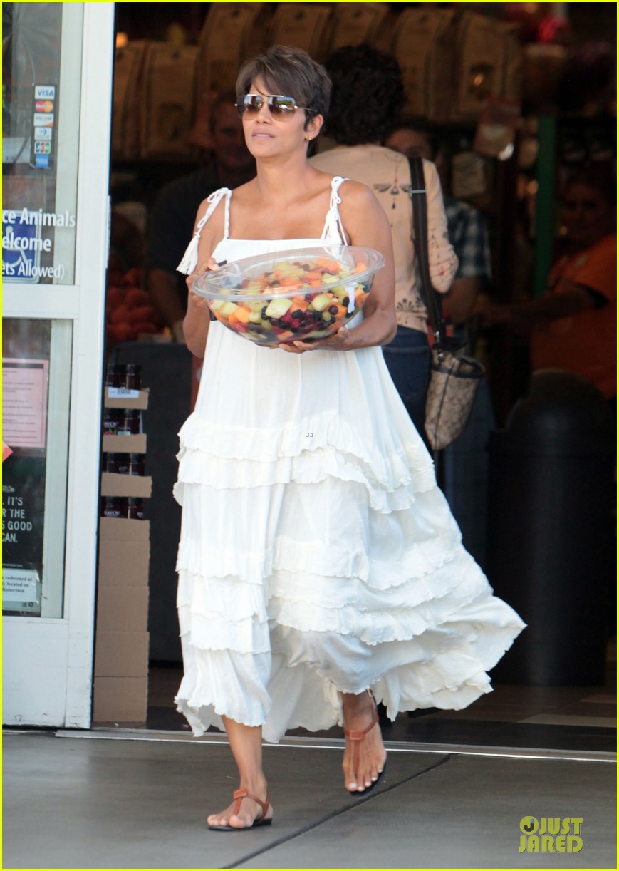 Halle Berry Fruit Salad Pregnancy Craving! Photo 2918107 Halle