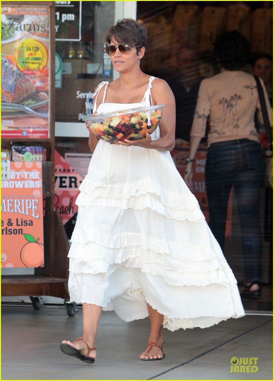 Halle Berry Fruit Salad Pregnancy Craving! Photo 2918109 Halle