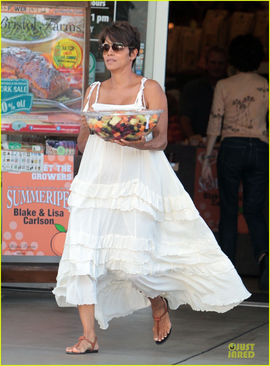 Halle Berry Fruit Salad Pregnancy Craving! Photo 2918110 Halle Berry, Olivier Martinez