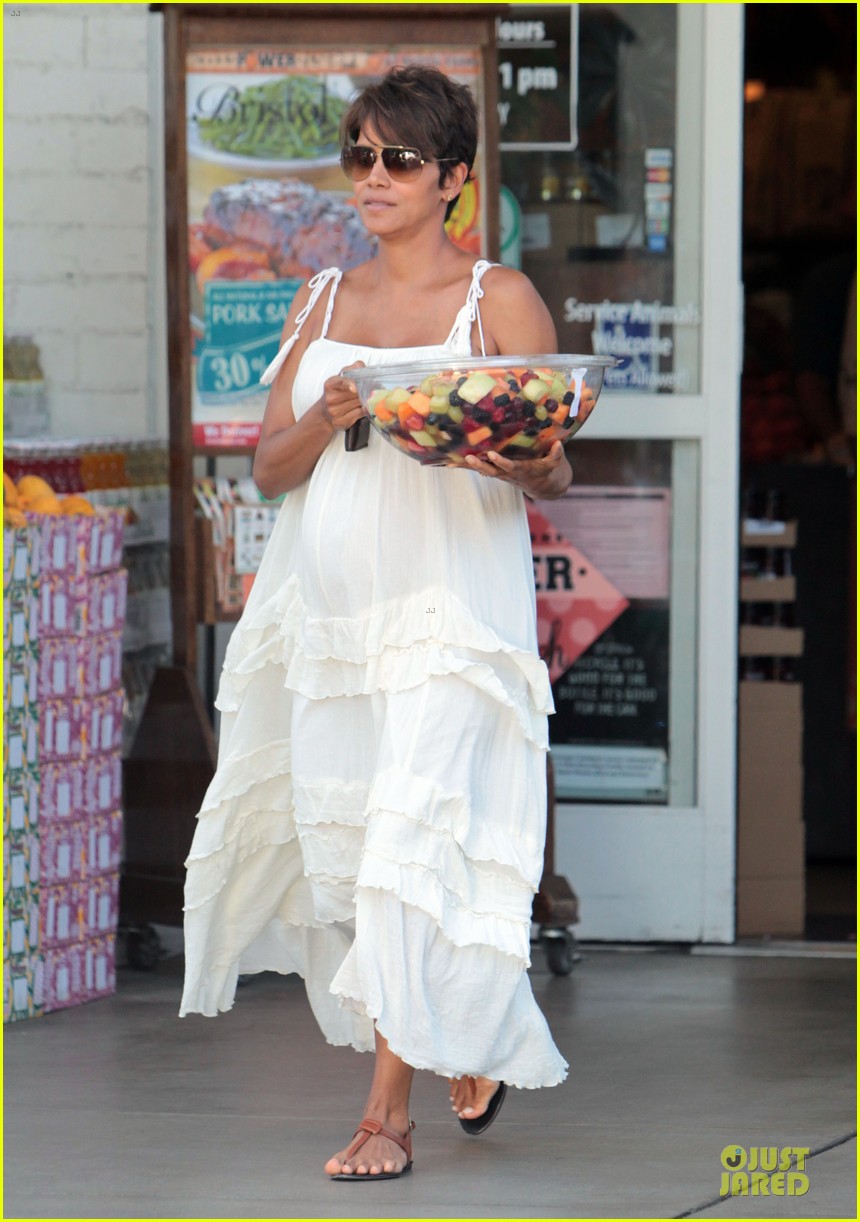 Halle Berry Fruit Salad Pregnancy Craving! Photo 2918113 Halle
