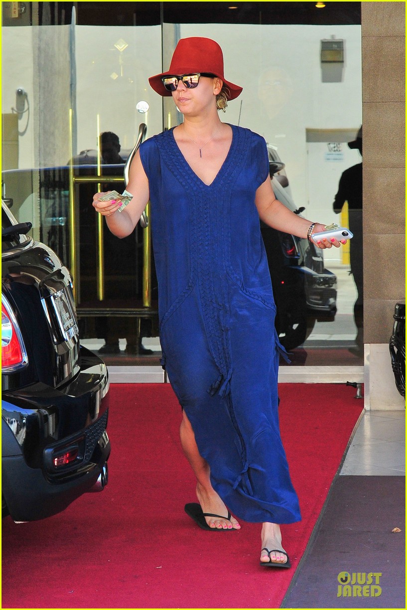 Kaley Cuoco Single Retail Therapy Session! Photo 2910511 Kaley Cuoco Photos Just Jared
