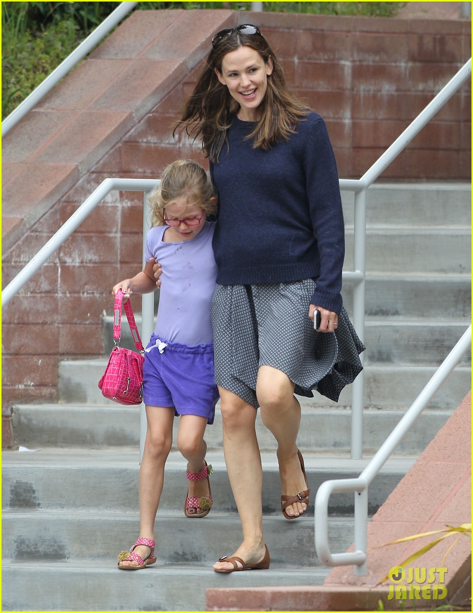 Jennifer Garner Summertime Smiles with Violet & Seraphina! Photo(02)