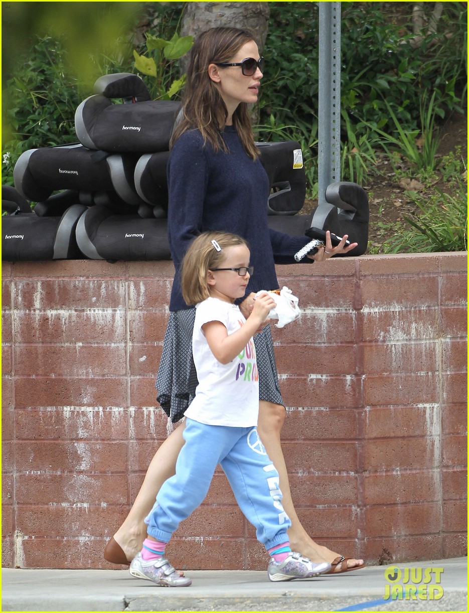 Jennifer Garner Summertime Smiles with Violet & Seraphina! Photo