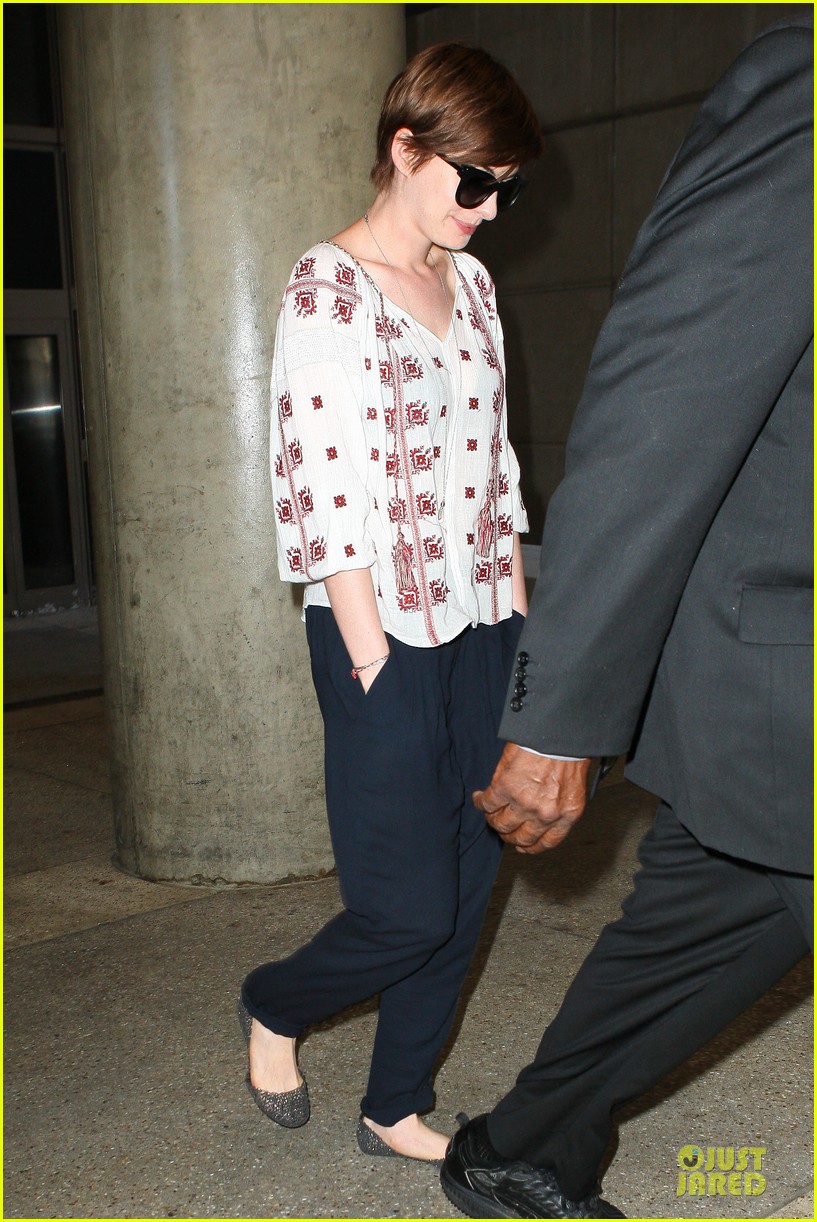Photo: anne hathaway lax arrival after independence day weekend 01