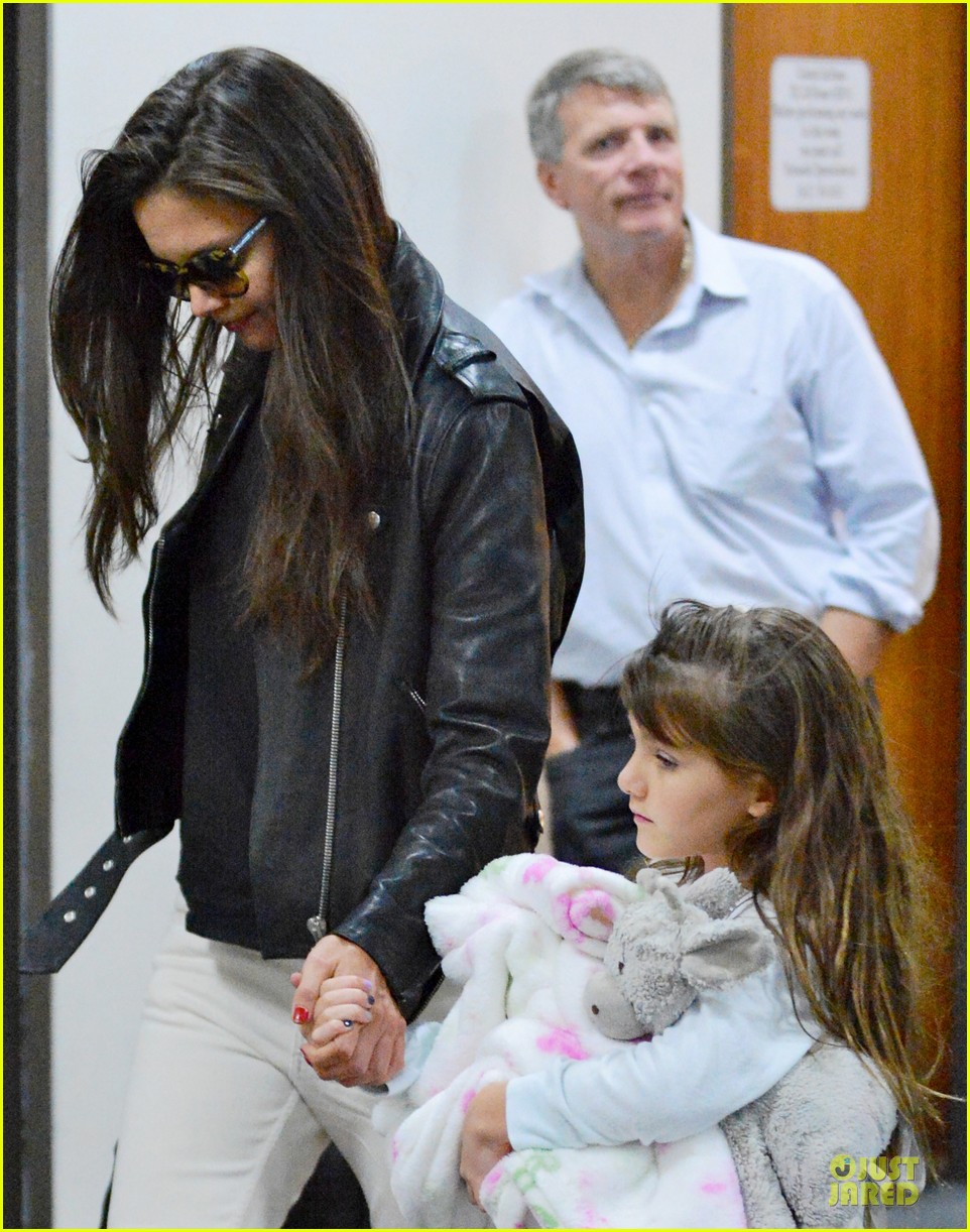 Katie Holmes & Suri Hold Hands After Rare LAX Landing!: Photo 2914812