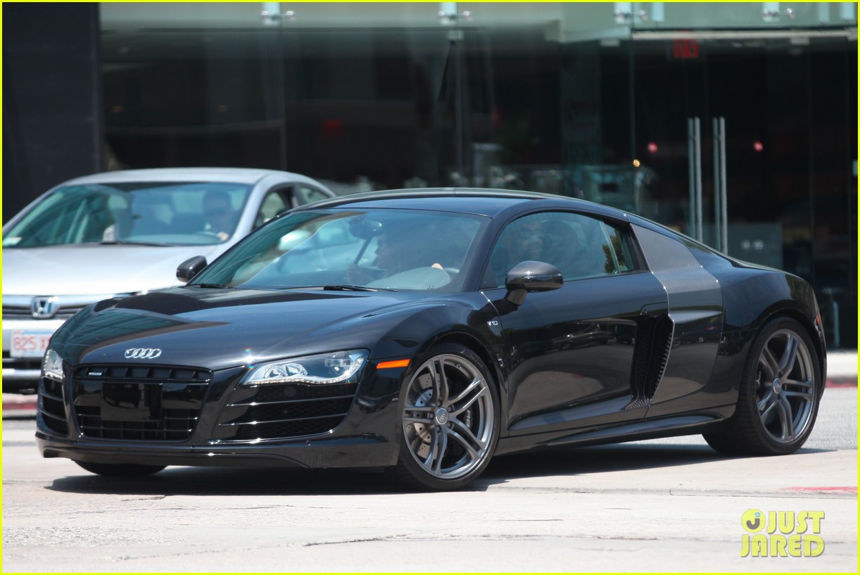 Rosie HuntingtonWhiteley Continues Shopping for New Home Photo