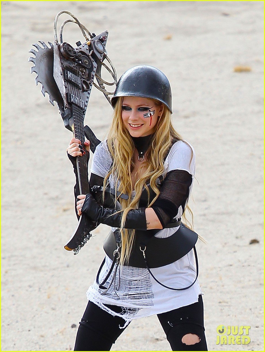 Avril Lavigne Chainsaw Guitar for 'Rock N' Roll' Video Shoot! Photo