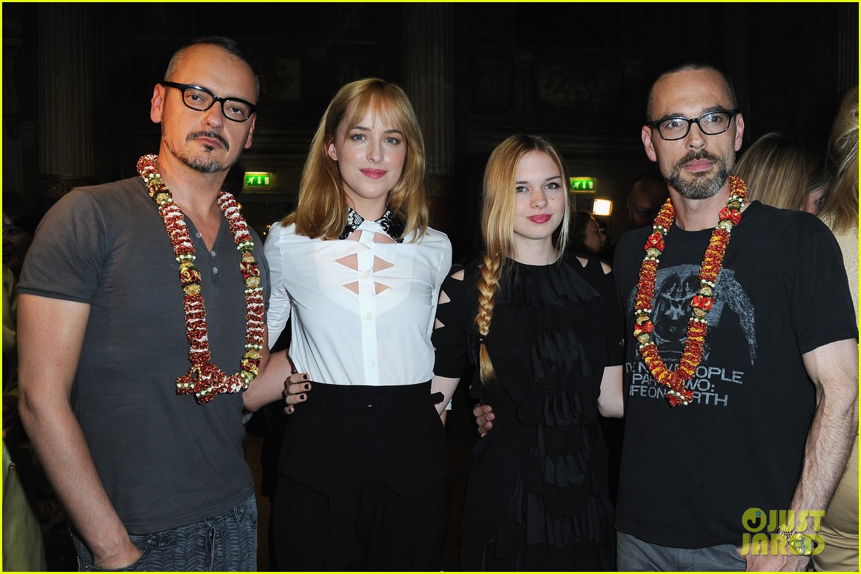 Rose McGowan & Dakota Johnson Viktor&Rolf Fashion Show! Photo 2903669