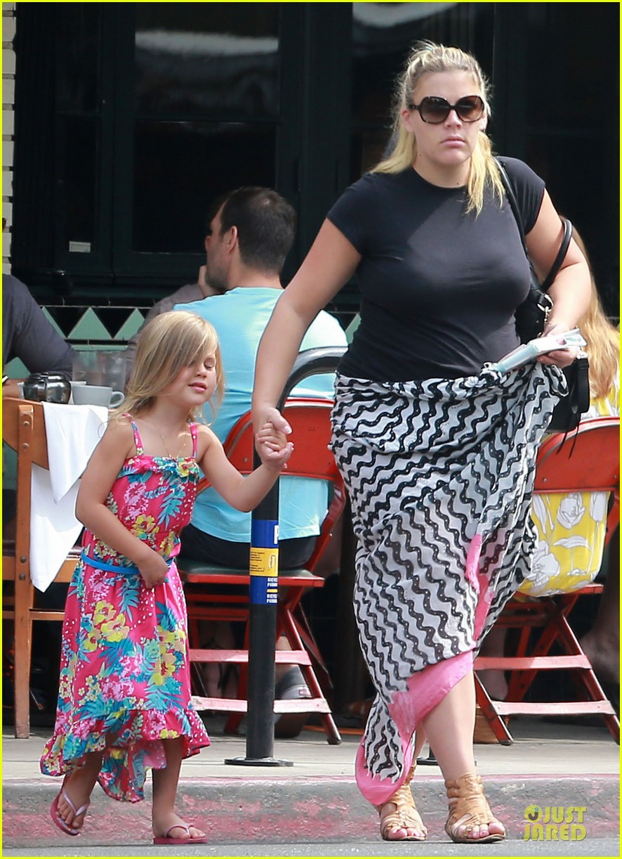 busy philipps post baby body at little doms 032914349