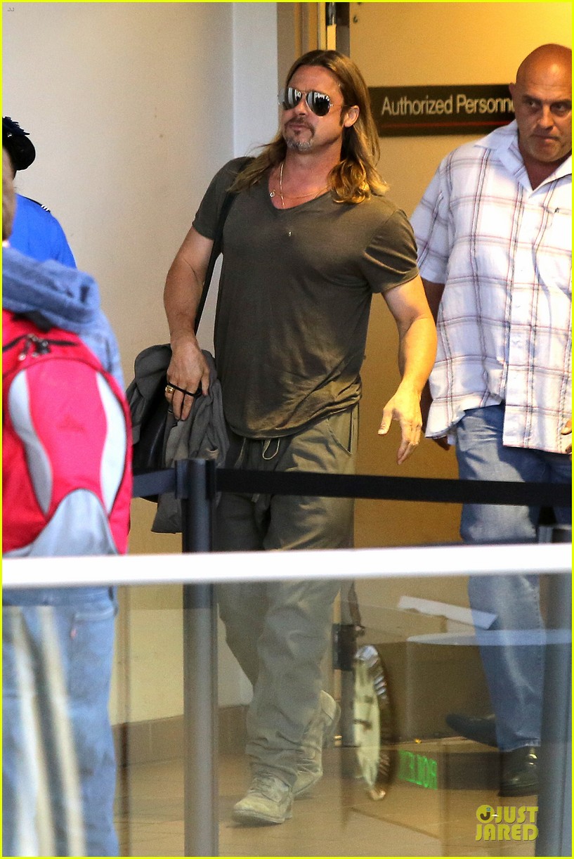 Brad Pitt Ruined Shirtless Scenes, Jokes Charlie Hunnam! Photo 2910536