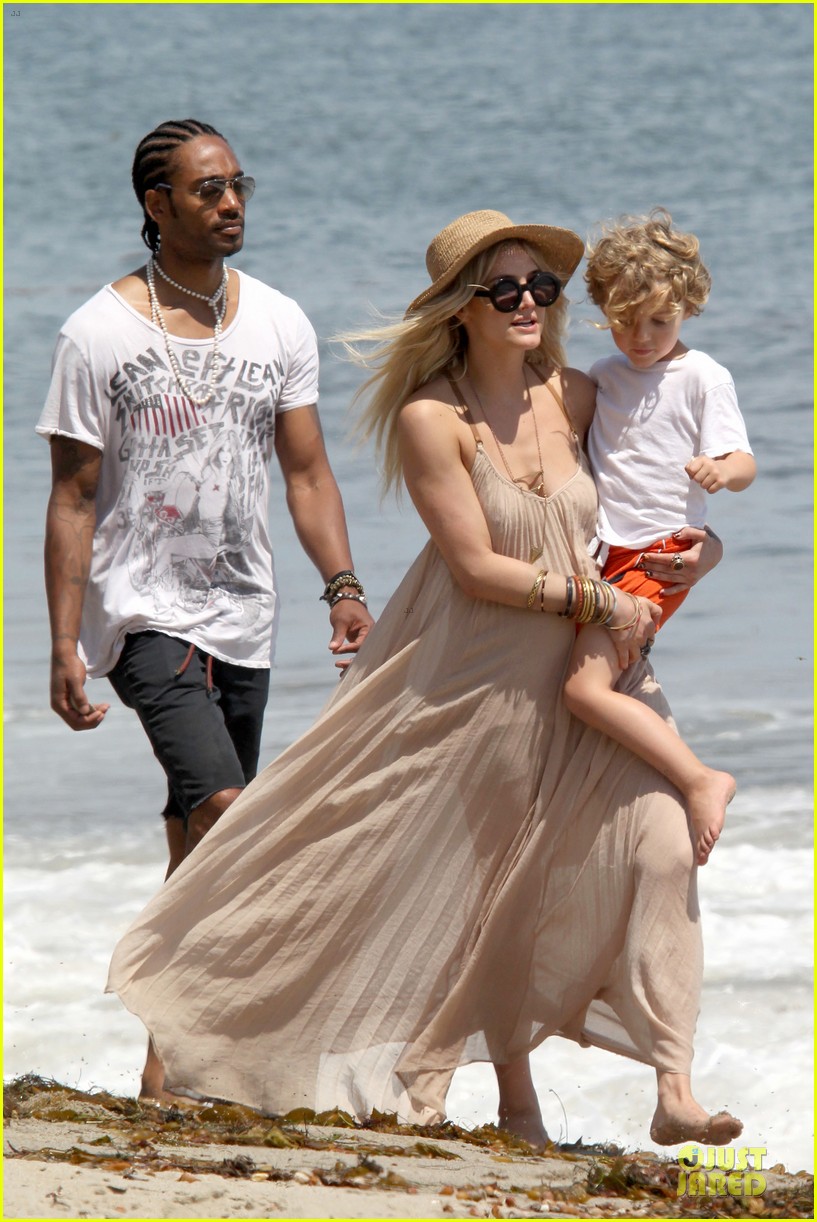 Ashlee Simpson Beach Stroll After Sister Jessica's Birth News! Photo