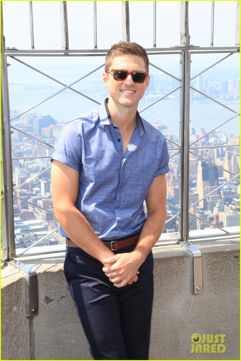Aaron Tveit Empire State Building Photo Session! Photo 2911028