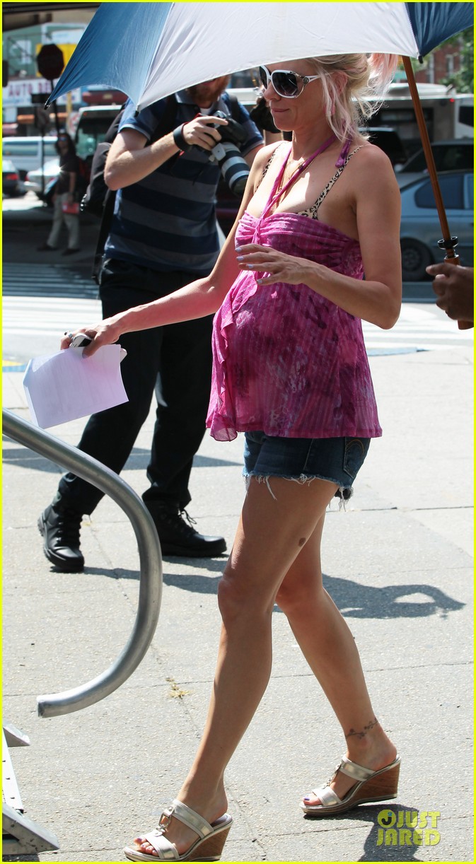 Naomi Watts Fake Baby Bump on 'St. Vincent de Van Nuys' Set! Photo(02)