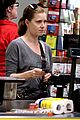 amy adams shops for groceries in vancouver with the family 02