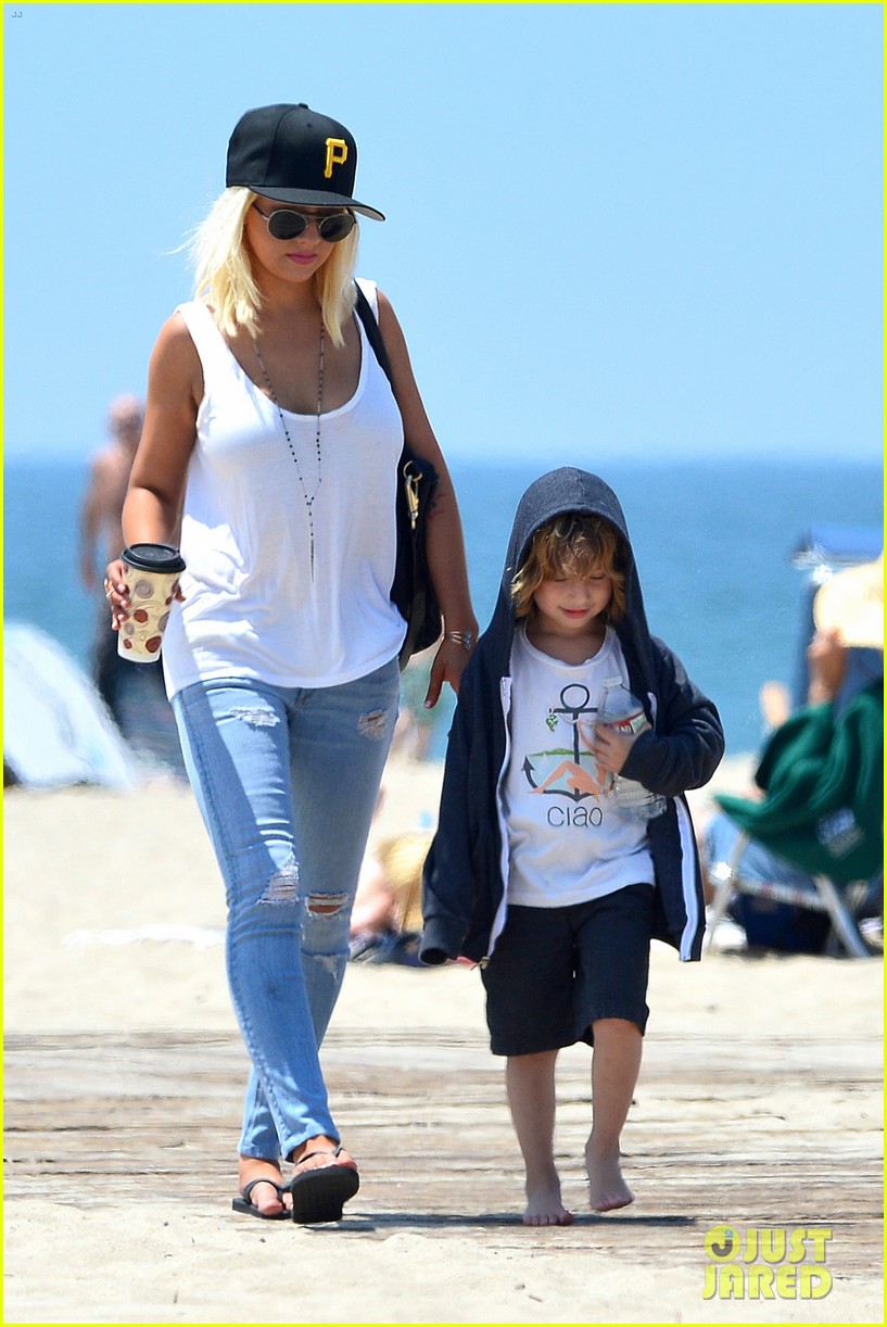 Christina Aguilera Hits the Beach with Jordan Bratman & Max! Photo