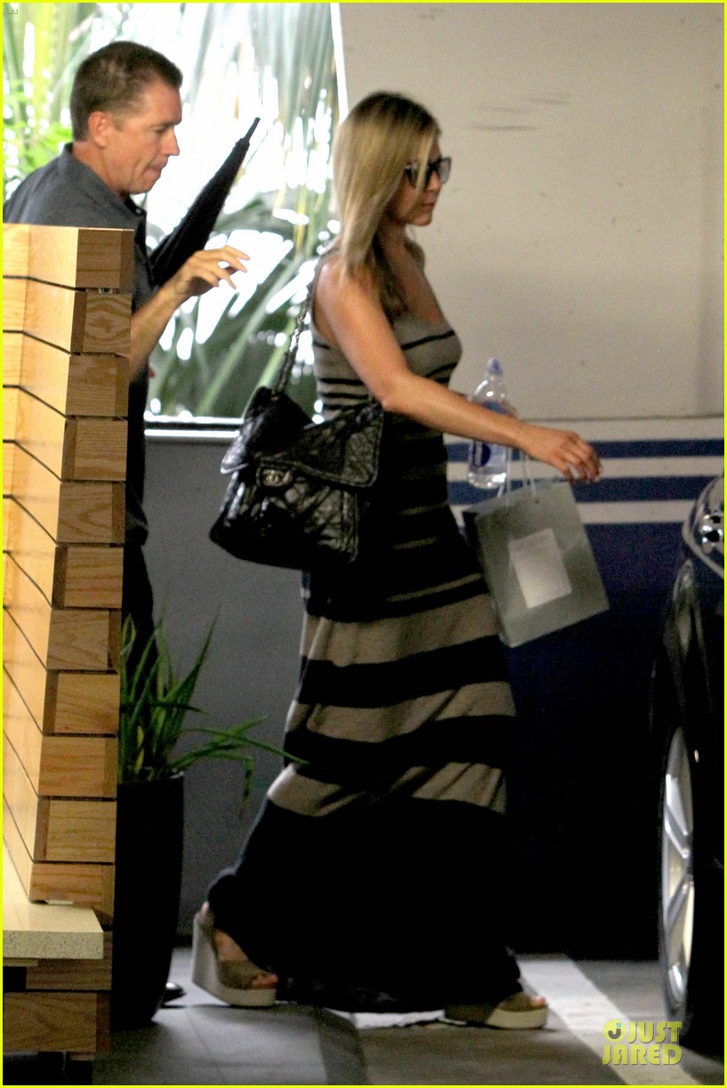 Jennifer Aniston Plans Justin Theroux's Birthday Party! Photo 2927023