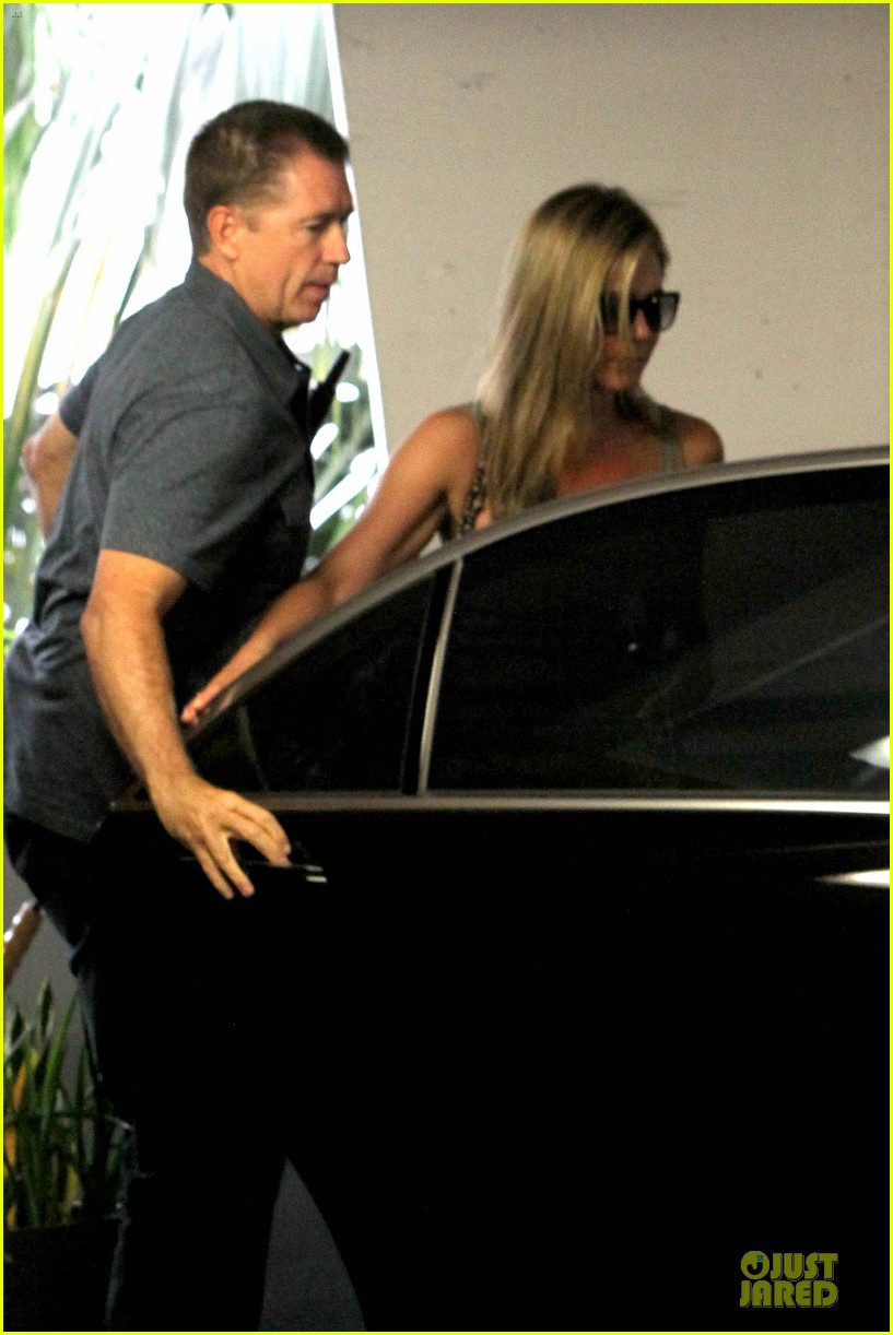 Jennifer Aniston Plans Justin Theroux's Birthday Party! Photo 2927027(01)