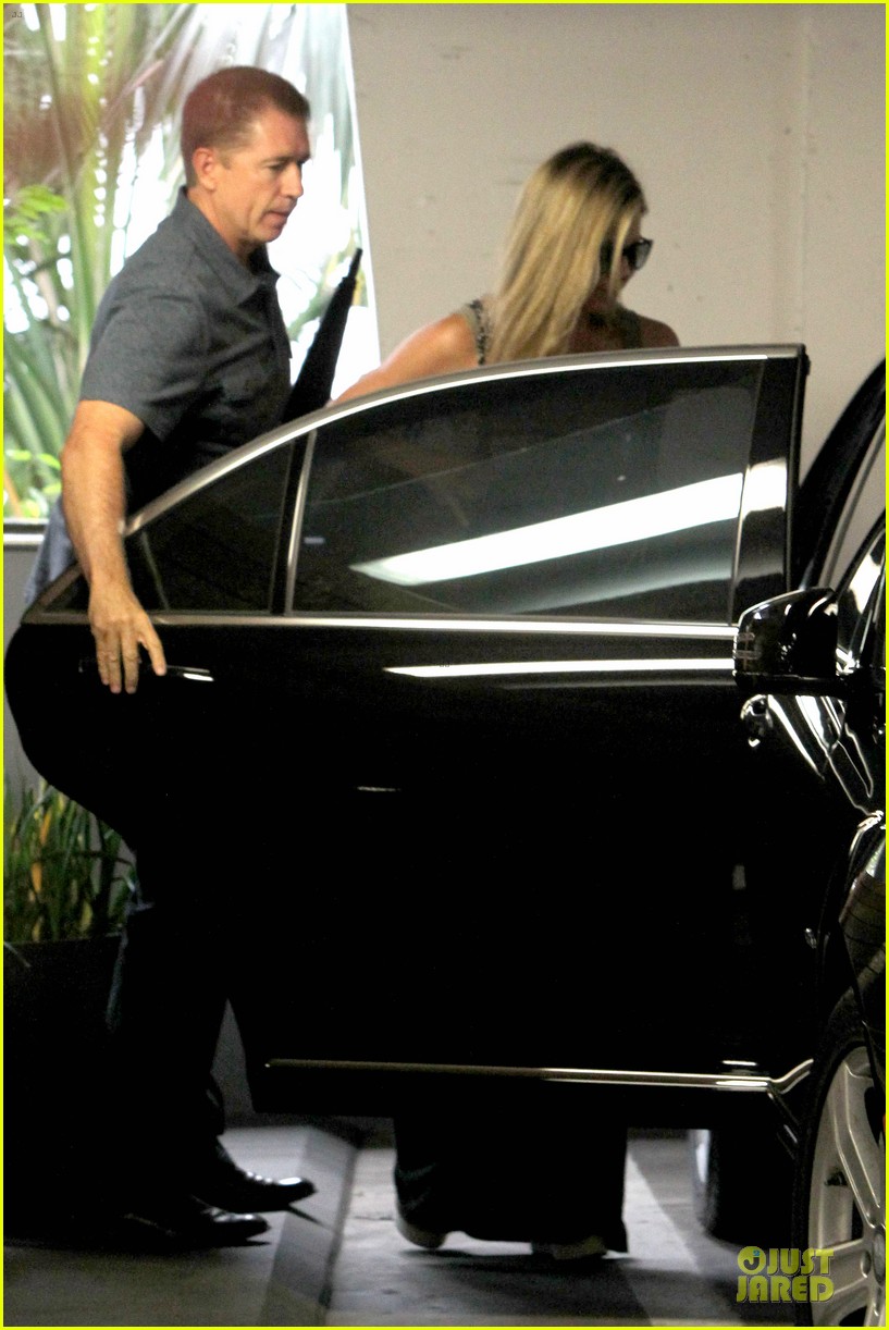 Jennifer Aniston Plans Justin Theroux's Birthday Party! Photo 2927028