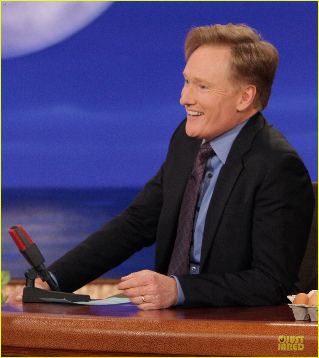 Jennifer Aniston Gives Chicken Eggs to Conan O'Brien! Photo 2926804 Jennifer Aniston Photos