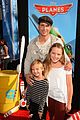 julie bowen peter facinelli planes hollywood premiere 05