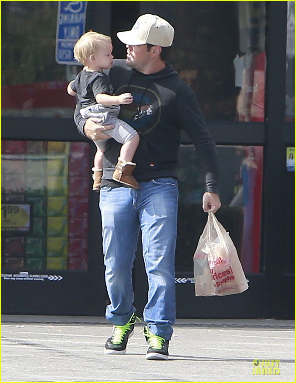 Hilary Duff & Mike Comrie Start Weekend with Groceries!: Photo 2927376