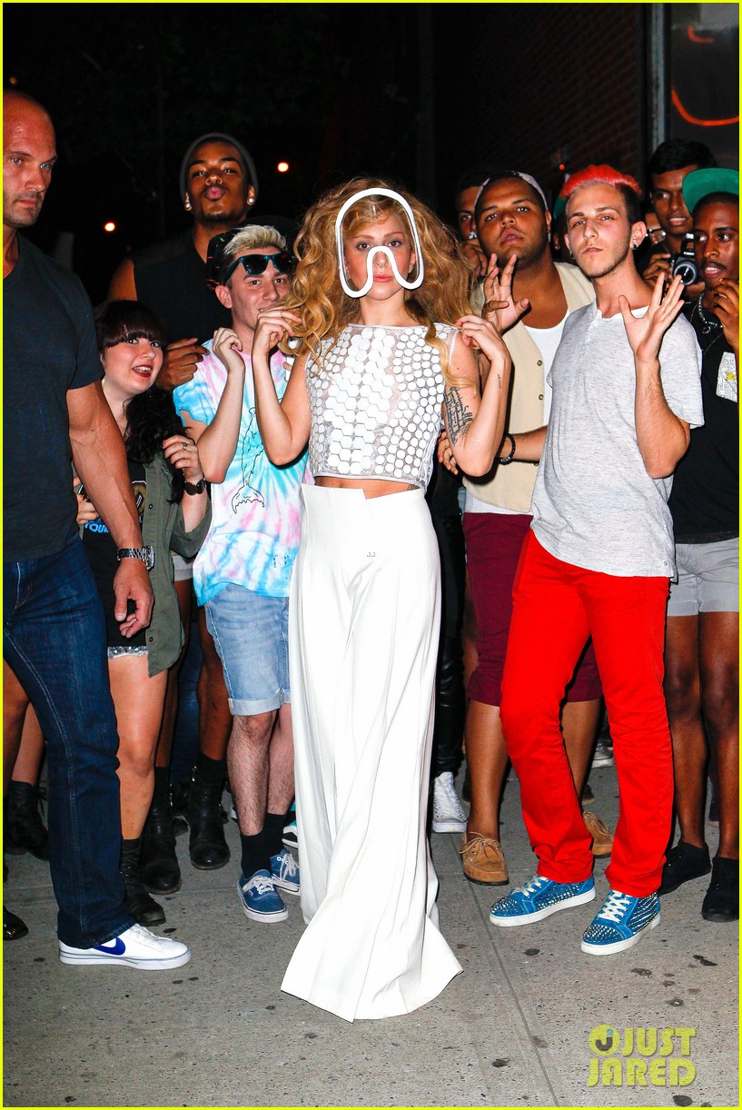 lady-gaga-wears-clear-face-mask-while-me