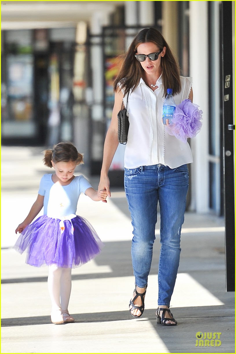 Photo jennifer garner seraphina ballet pickup after lunch with violet
