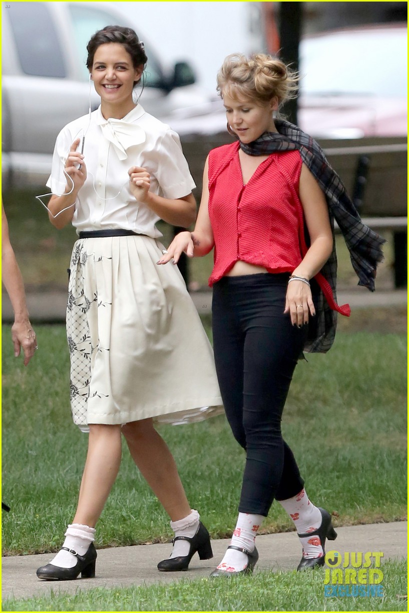 Photo katie holmes dances along to songs on miss meadows set 07