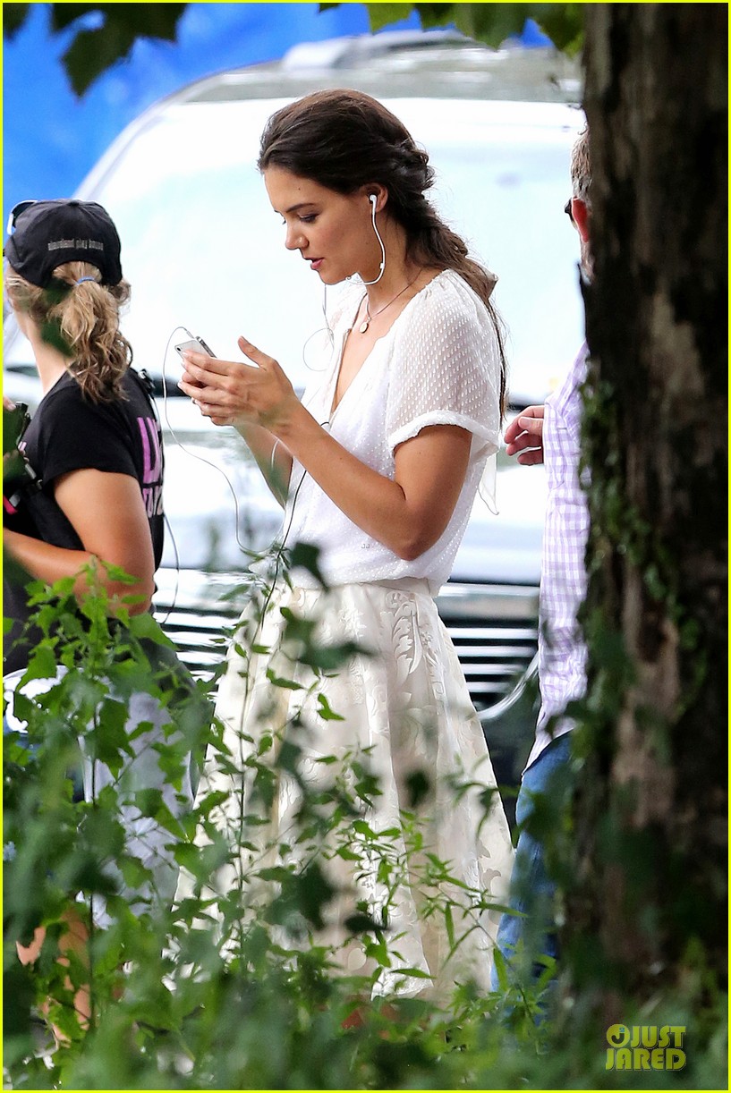 Katie Holmes Plays Hopscotch on 'Miss Meadows' Set! Photo 2939106
