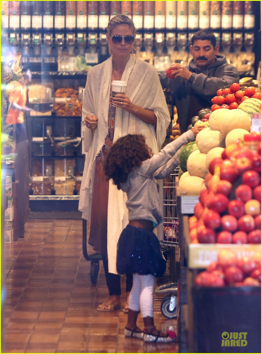 Heidi Klum Grocery Shopping & Movies with Girls! Photo 2928827