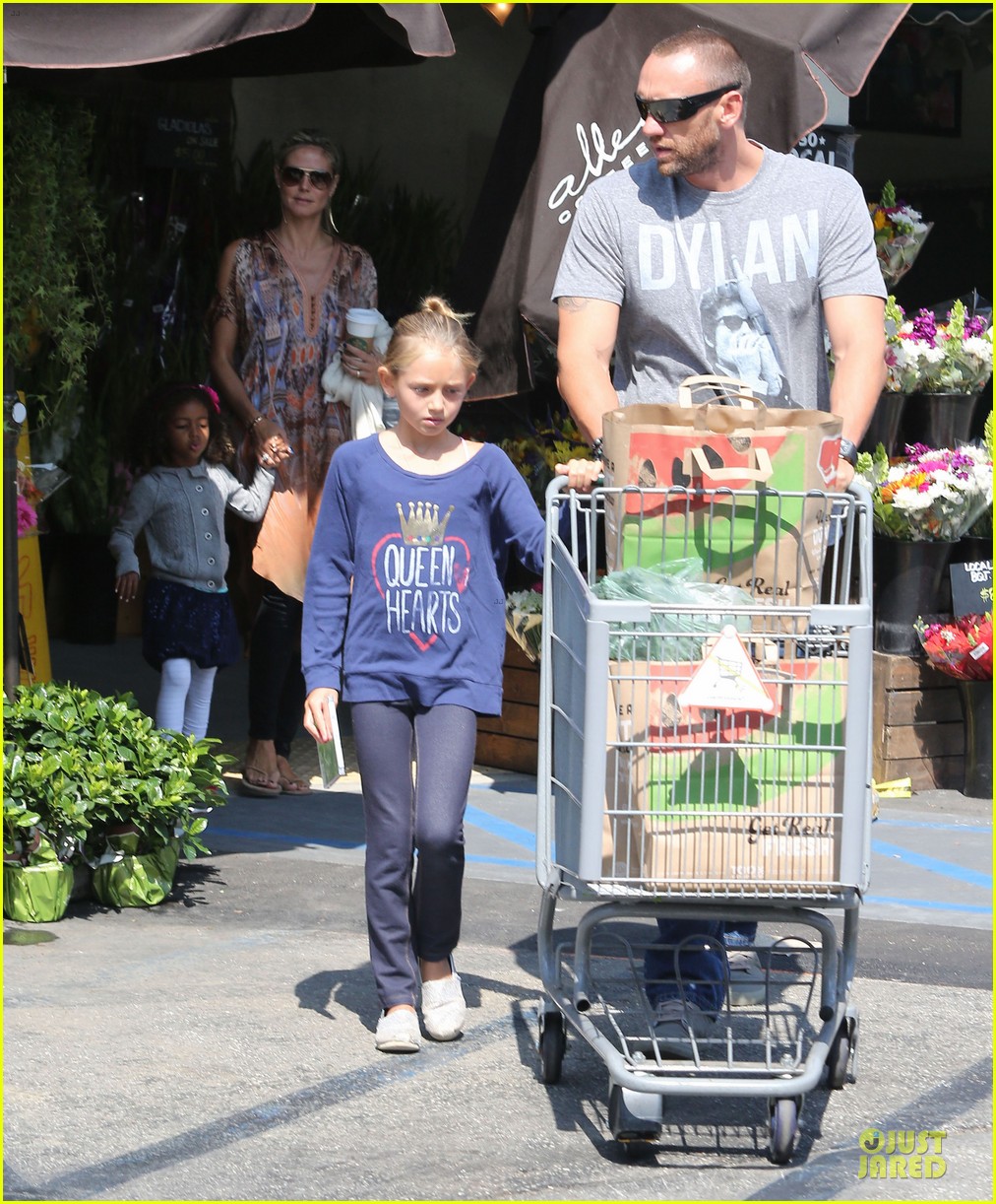 Heidi Klum Grocery Shopping & Movies with Girls! Photo 2928844