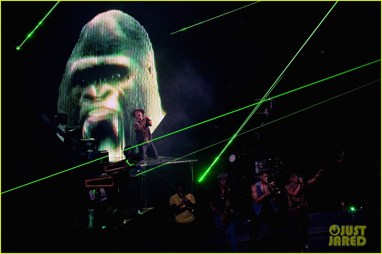 Bruno Mars VMAs 2013 Performance of 'Gorilla' WATCH NOW! Photo 2937917 Bruno Mars Photos Bruno Mars VMAs 2013 Performance of 'Gorilla' WATCH NOW! Photo 2937917 Bruno Mars Photos