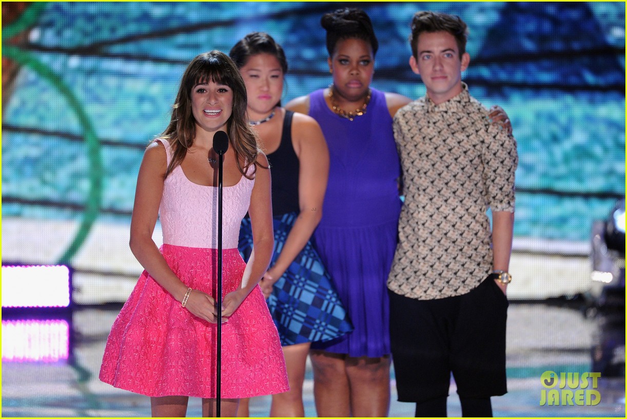 Lea Michele Dedicates Teen Choice Award to Cory Monteith (Video) Photo(00)