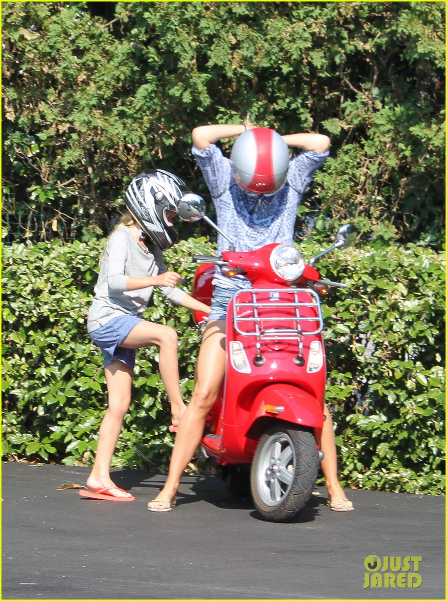 Paltrow & Apple Moped for Their Coffee Run Photo 2934018