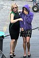 amy poehler playfully kisses aubrey plaza on parks rec set 11