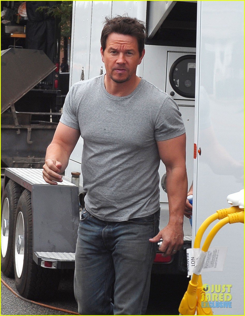 Mark Wahlberg Flaunts Big Muscles on 'Transformers 4' Set Photo