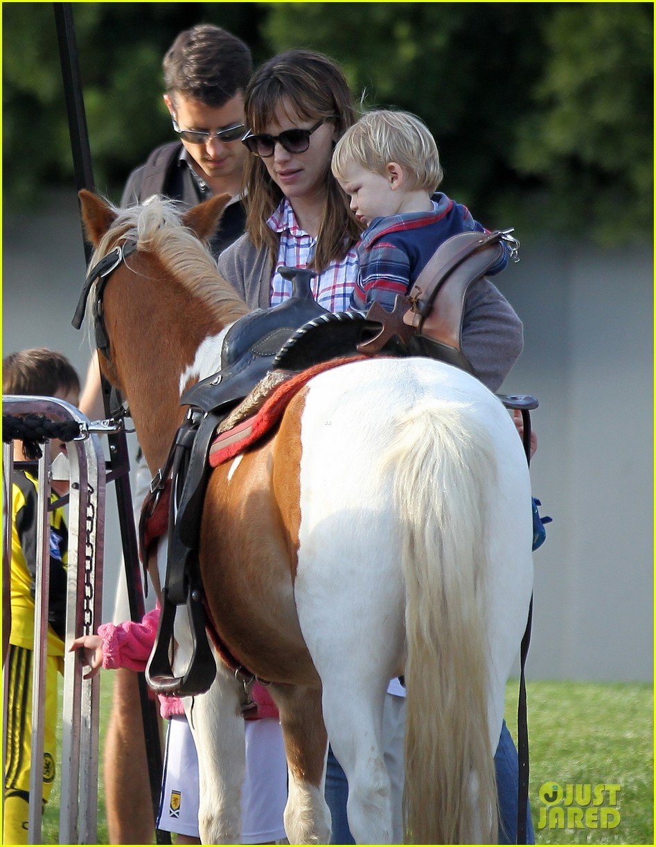 Ben Affleck Gets Hugs From Violet After Big Family Outing! Photo(00)