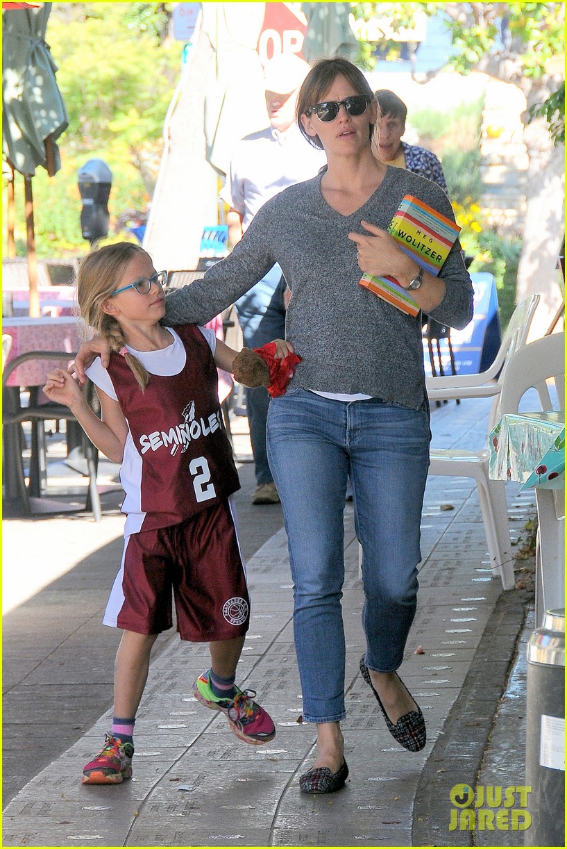 Ben Affleck Gets Hugs From Violet After Big Family Outing! Photo