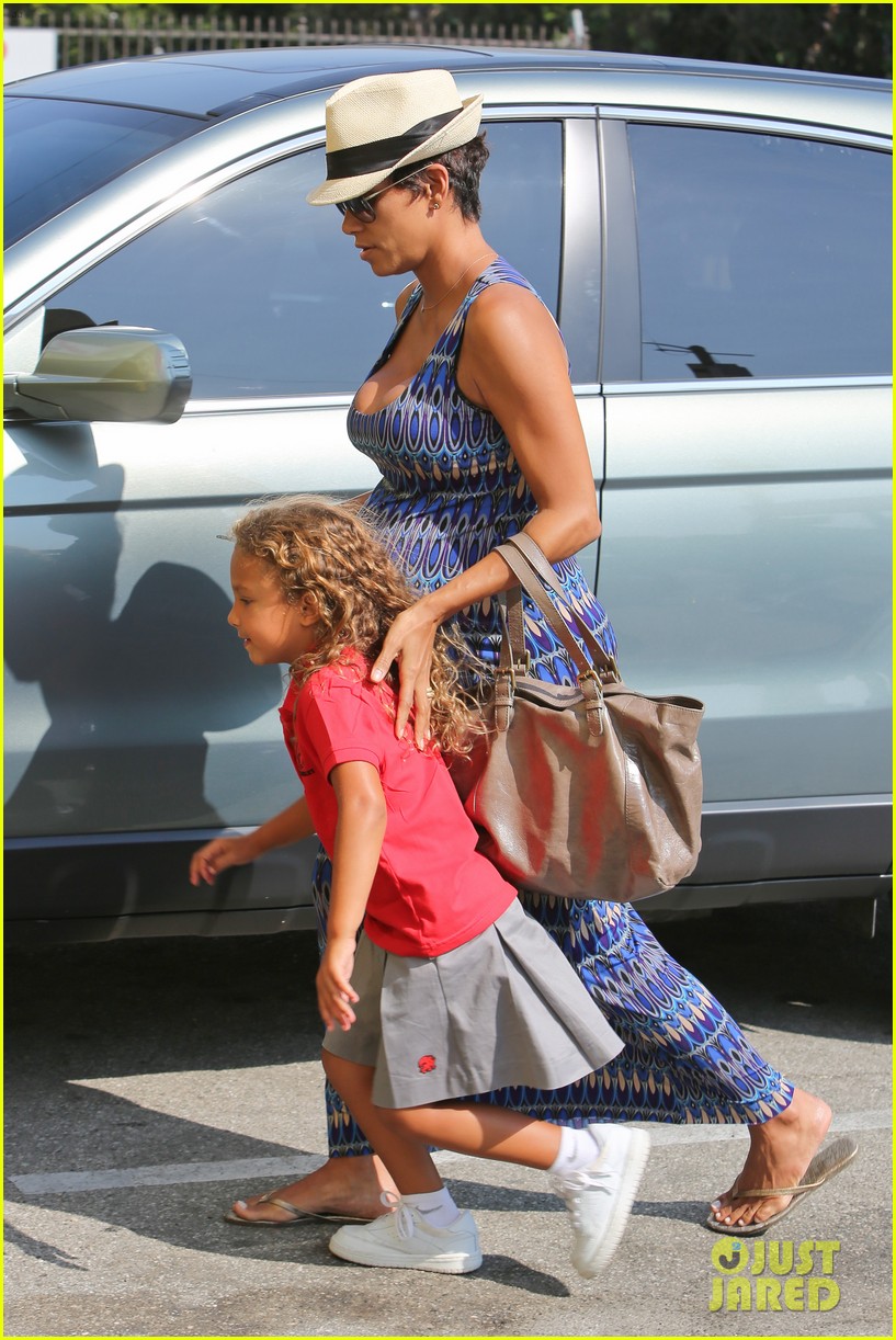 Halle Berry Aahs! Shopping Trip with Nahla Photo 2950696 Celebrity(01)