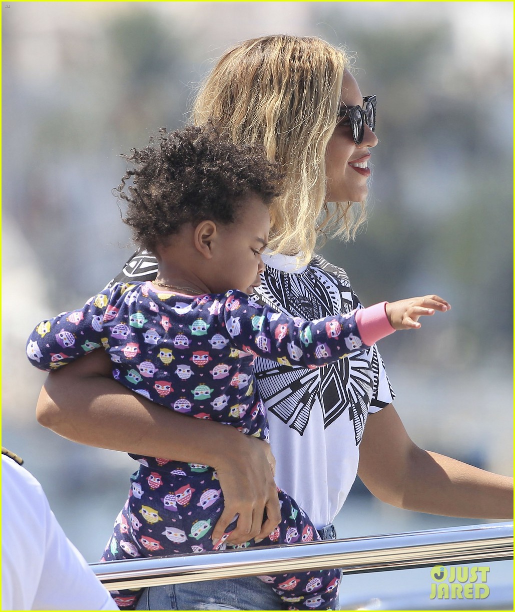 Beyonce & Blue Ivy Arrive in After Made in America Fest! Photo(00)