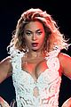 beyonce rocks new outfit at made in america festival 02