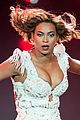 beyonce rocks new outfit at made in america festival 04